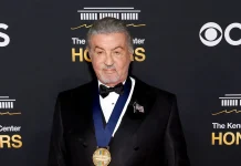 Stallone reaparece con bastón en evento oficial stallone-reaparece-con-baston-en-evento-oficial