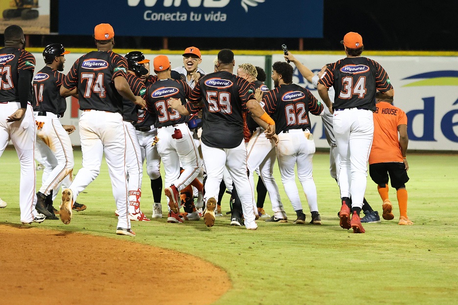 toros-dejan-a-estrellas-en-el-terreno-y-ganan-serie-de-la-cana toros-dejan-a-estrellas-en-el-terreno-y-ganan-serie-de-la-cana
