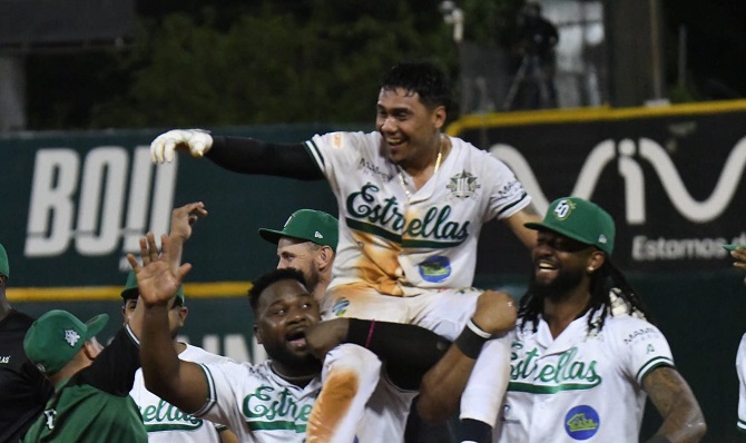 las-estrellas-derrotan-dos-veces-al-licey-y-escalan-al-tercer-lugar las-estrellas-derrotan-dos-veces-al-licey-y-escalan-al-tercer-lugar