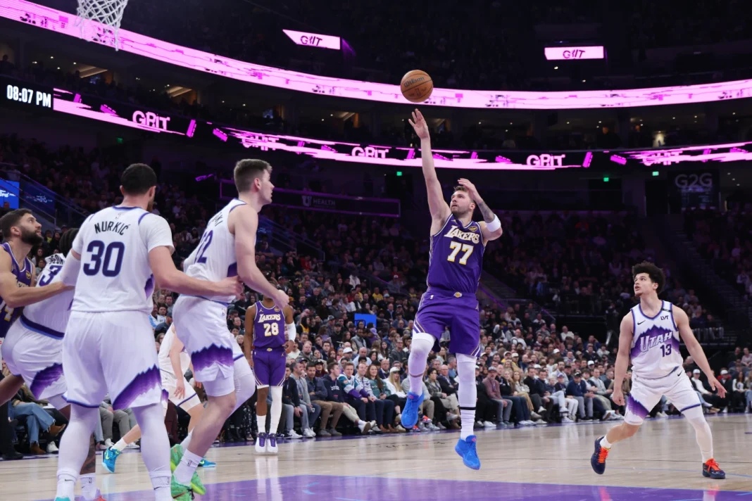 doncic-anota-45-puntos-y-logra-un-triple-doble;-los-lakers-remontan-para-vencer-al-jazz-143-135