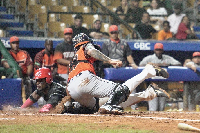 leke-anoto-en-agresivo-corrido:-leones-extienden-racha-para-seguir-en-el-tercero leke-anoto-en-agresivo-corrido:-leones-extienden-racha-para-seguir-en-el-tercero