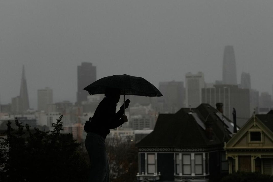 fuerte-tormenta-invernal-azota-el-sur-de-california-y-complica-desplazamientos-por-navidad fuerte-tormenta-invernal-azota-el-sur-de-california-y-complica-desplazamientos-por-navidad
