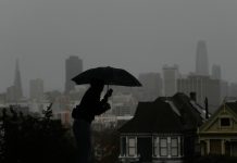 Fuerte tormenta invernal azota el sur de California y complica desplazamientos por Navidad fuerte-tormenta-invernal-azota-el-sur-de-california-y-complica-desplazamientos-por-navidad