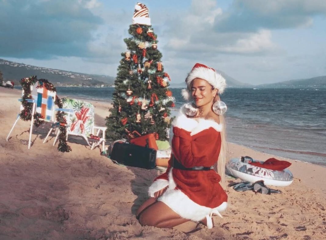 karol-g-publica-imagenes-navidenas-en-la-playa-con-atuendo-inspirado-en-santa-claus