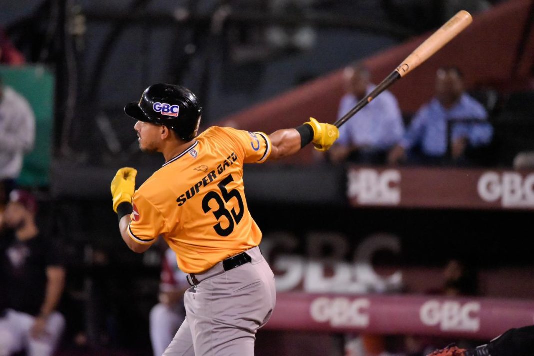las-aguilas-alinearon-sus-bates-y-vencen-6-5-a-los-gigantes-y-sigen-peleanmdo-en-el-rr