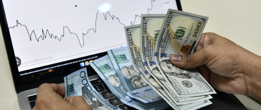 tasa-del-dolar-se-encuentra-a-$rd$6363-y-el-euro-a-rd$77.00-para-este-lunes