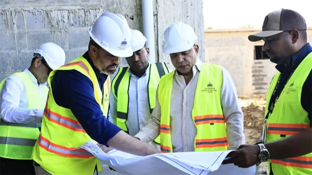 julio-landron-supervisa-obras-hospitalarias-en-azua-y-san-cristobal