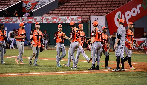 toros-se-imponen-a-gigantes-en-su-lucha-por-avanzar-a-la-final toros-se-imponen-a-gigantes-en-su-lucha-por-avanzar-a-la-final