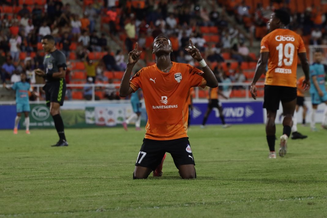 edwarlyn-reyes-logra-un-doblete-y-rescata-al-cibao-en-un- empate-2-2-con-salcedo edwarlyn-reyes-logra-un-doblete-y-rescata-al-cibao-en-un- empate-2-2-con-salcedo