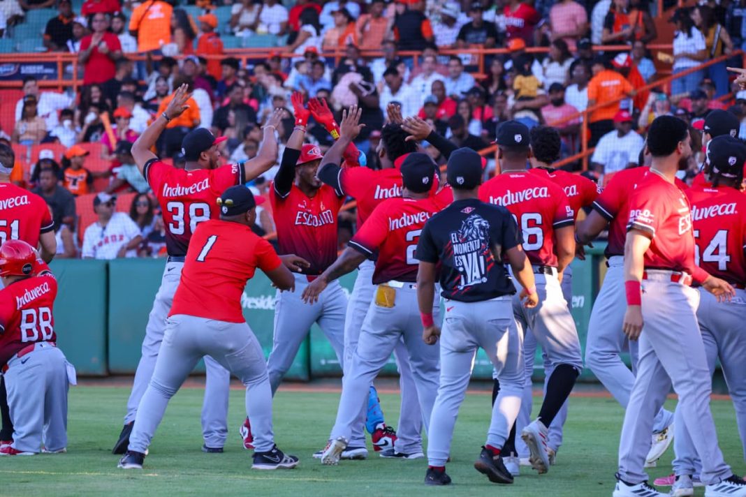 escogido-vence-a-los-toros-en-10-entradas,-esta-a-una-victoria-del-bicampeonato