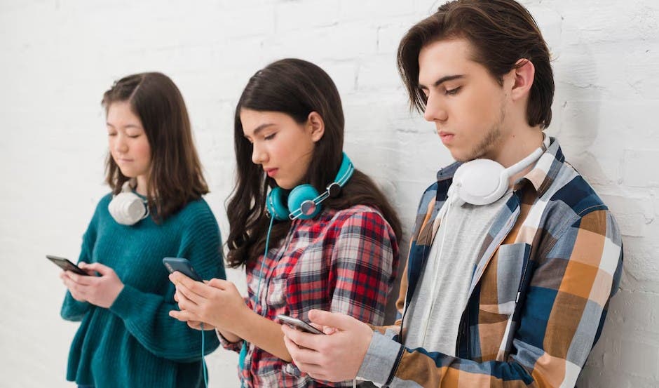 ¿por-que-deberiamos-regular-el-acceso-a-redes-sociales-en-adolescentes? ¿por-que-deberiamos-regular-el-acceso-a-redes-sociales-en-adolescentes?