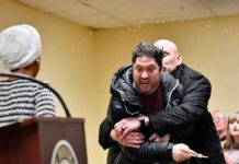 Hombre rocía con líquido a congresista demócrata Ilhan Omar en un mítin en Mineápolis hombre-rocia-con-liquido-a-congresista-democrata-ilhan-omar-en-un-mitin-en-mineapolis