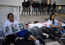 Familiares de presos políticos en huelga de hambre en Caracas sufren problemas de salud familiares-de-presos-politicos-en-huelga-de-hambre-en-caracas-sufren-problemas-de-salud