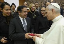 Embajador dominicano recibe bendición pontificia en el Vaticano por sus 25 años de matrimonio embajador-dominicano-recibe-bendicion-pontificia-en-el-vaticano-por-sus-25-anos-de-matrimonio