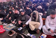 Musulmanes en Nueva York retan frío y lluvia para orar en el céntrico Times Square musulmanes-en-nueva-york-retan-frio-y-lluvia-para-orar-en-el-centrico-times-square