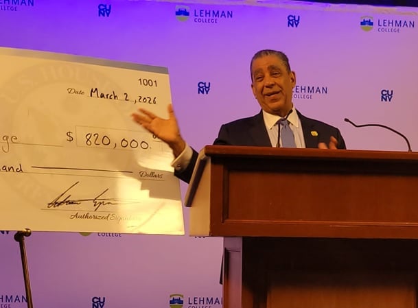 lehman-college-amplia-sus-gradas:-mas-espacio-para-estudiantes,-familias-y-vecinos-en-el-bronx lehman-college-amplia-sus-gradas:-mas-espacio-para-estudiantes,-familias-y-vecinos-en-el-bronx