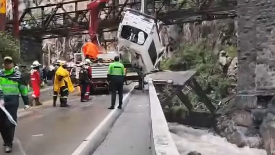 al-menos-12-muertos-y-8-desaparecidos-tras-choque-de-vehiculos-en-sierra-central-de-peru al-menos-12-muertos-y-8-desaparecidos-tras-choque-de-vehiculos-en-sierra-central-de-peru