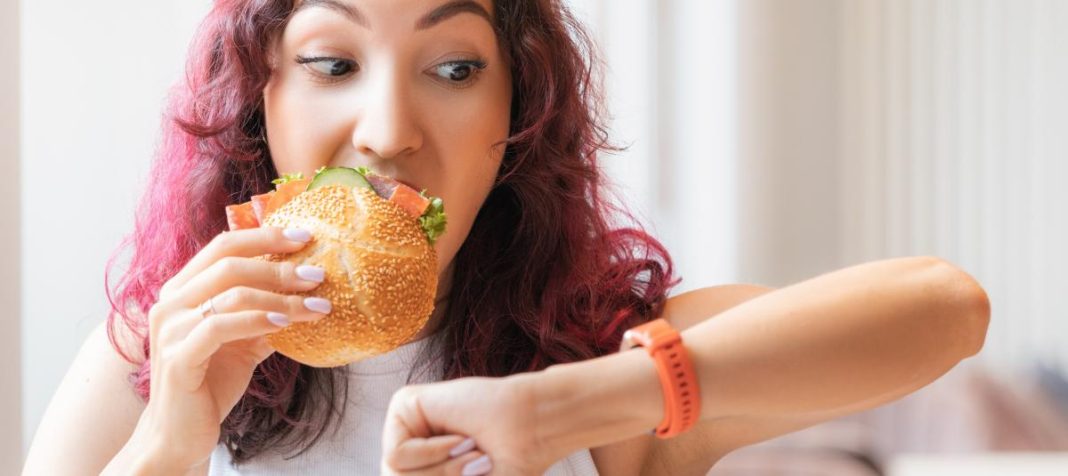 comer-rapido-puede-afectar-tu-digestion:-expertos-recomiendan-tomarse-al-menos-30-minutos