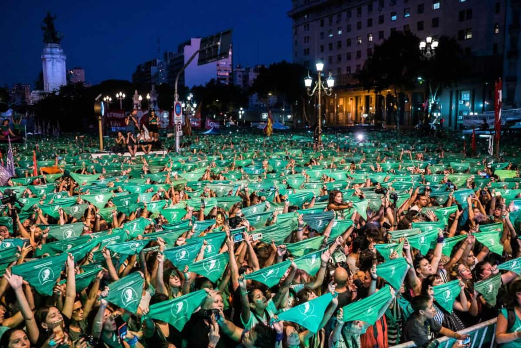 derecho-al-aborto:-la-marea-verde-choca-con-la-ola-conservadora