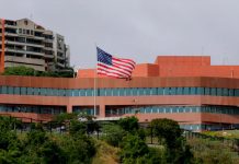 La bandera de EE.UU. vuelve a ondear en Venezuela tras siete años la-bandera-de-eeuu.-vuelve-a-ondear-en-venezuela-tras-siete-anos