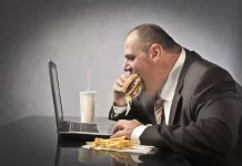 Jornadas extensas y mala dieta: riesgos crecientes para la salud laboral jornadas-extensas-y-mala-dieta:-riesgos-crecientes-para-la-salud-laboral
