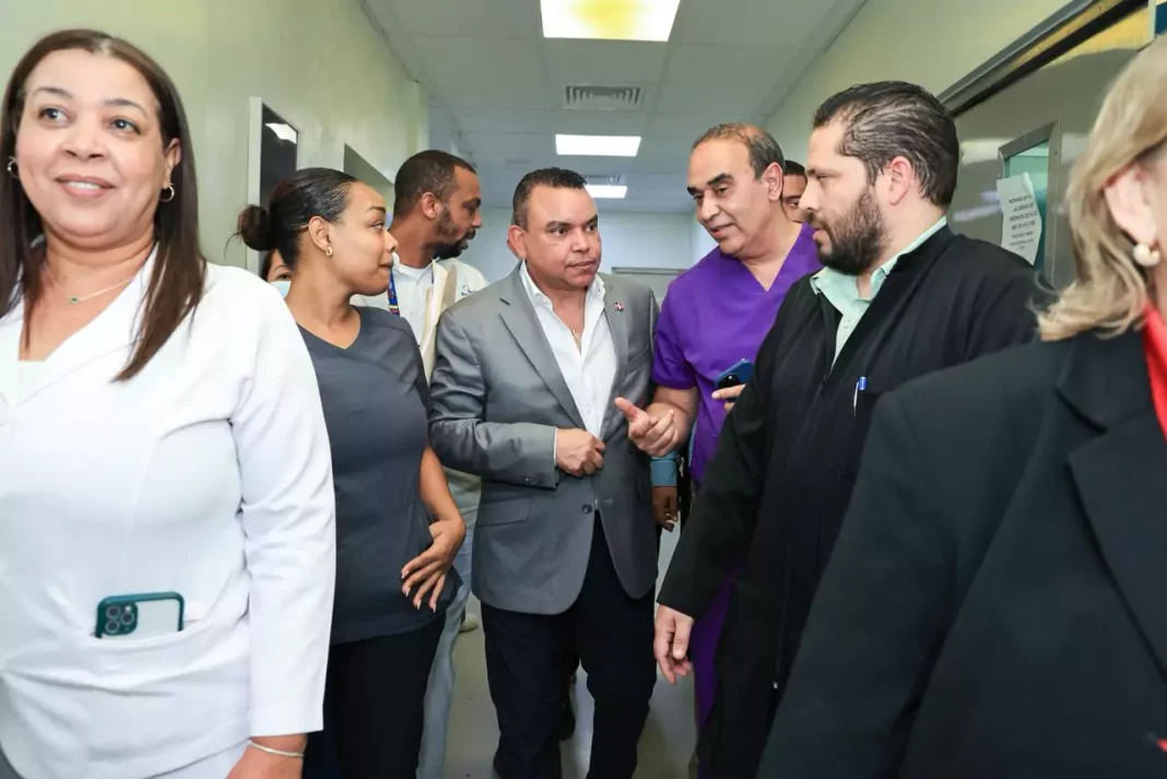 director-del-sns-visita-hospital-en-moca-y-anuncia-intervencion-inmediata director-del-sns-visita-hospital-en-moca-y-anuncia-intervencion-inmediata