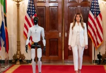Melania Trump y un sorprendente robot humanoide en la Casa Blanca melania-trump-y-un-sorprendente-robot-humanoide-en-la-casa-blanca