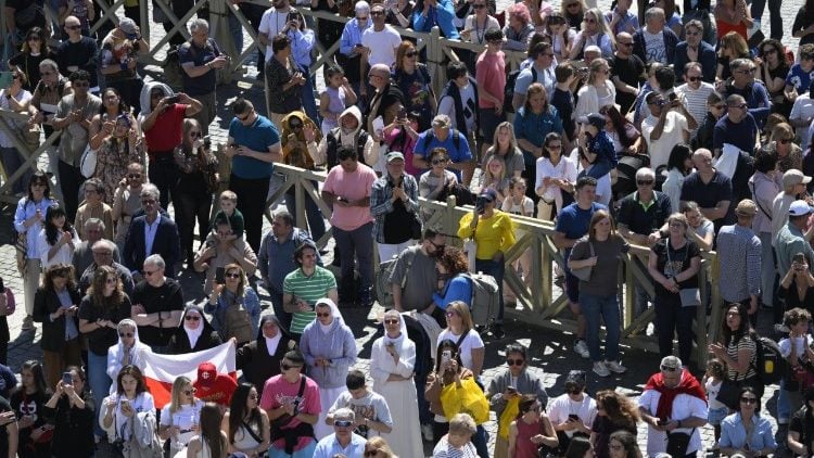 papa-leon-xiv-advierte-sobre-las-noticias-falsas-y-llama-a-invocar-la-paz-en-pascua papa-leon-xiv-advierte-sobre-las-noticias-falsas-y-llama-a-invocar-la-paz-en-pascua
