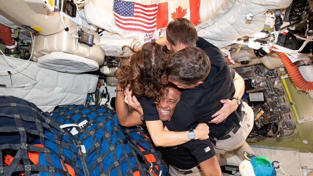 ¡llegaron!-astronautas-que-orbitaron-la-luna-amerizan-en-la-costa-de-san-diego ¡llegaron!-astronautas-que-orbitaron-la-luna-amerizan-en-la-costa-de-san-diego