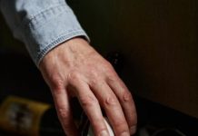 Se viraliza video de periodistas robando vinos y whisky en atentado contra Trump se-viraliza-video-de-periodistas-robando-vinos-y-whisky-en-atentado-contra-trump