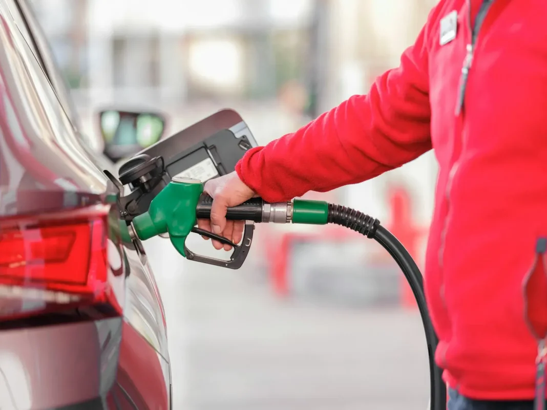 entre-7-y-9-pesos-suben-precios-de-principales-combustibles-en-rd 