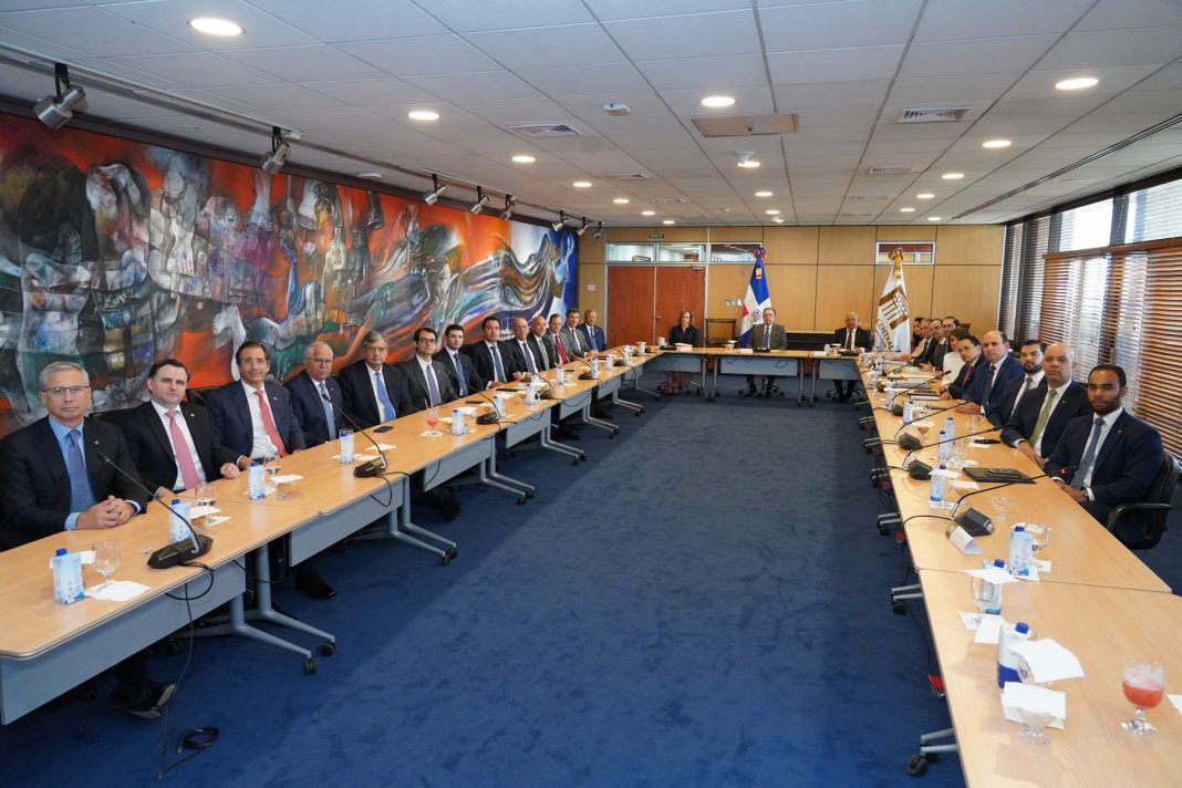 valdez-albizu-pasa-balance-a-economia-con-presidentes-de-las-entidades-bancarias