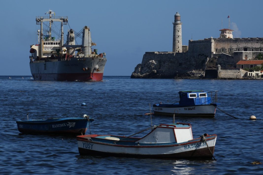 alivio-para-la-isla:-buque-comercial-con-ayuda-de-mexico-y-uruguay-arriba-a-la-habana