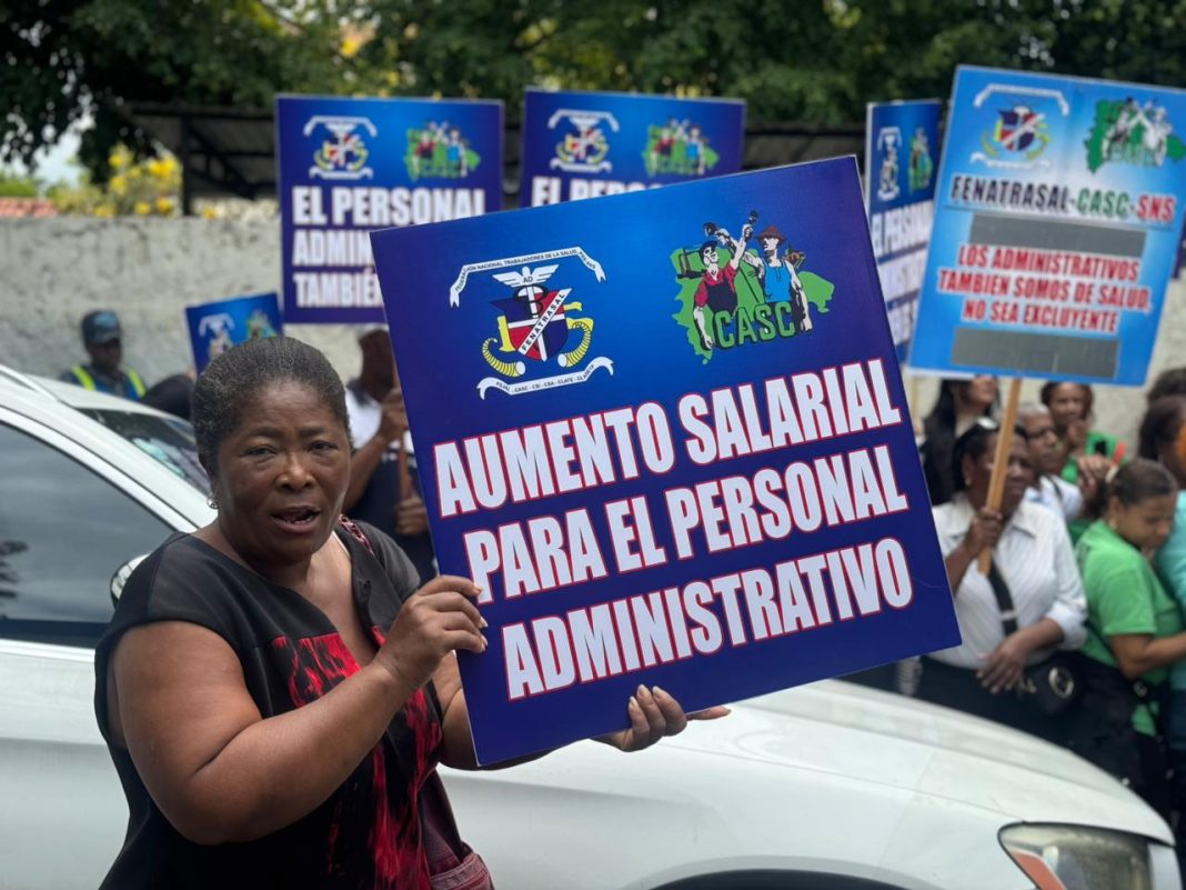 empleados-administrativos-de-hospitales-protestan-frente-al-sns-en-demanda-de-mejoras-laborales empleados-administrativos-de-hospitales-protestan-frente-al-sns-en-demanda-de-mejoras-laborales
