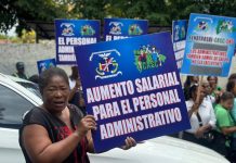 Empleados administrativos de hospitales protestan frente al SNS en demanda de mejoras laborales empleados-administrativos-de-hospitales-protestan-frente-al-sns-en-demanda-de-mejoras-laborales