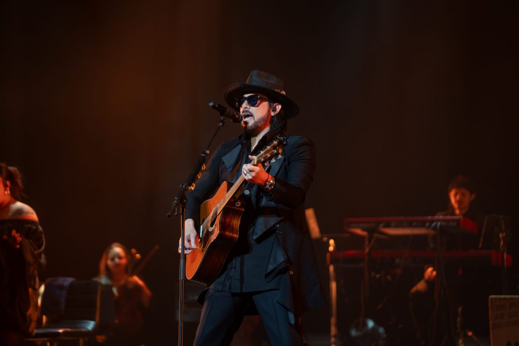 beto-cuevas-convierte-el-teatro-nacional-en-una-noche-de-nostalgia-y-rock-intimo