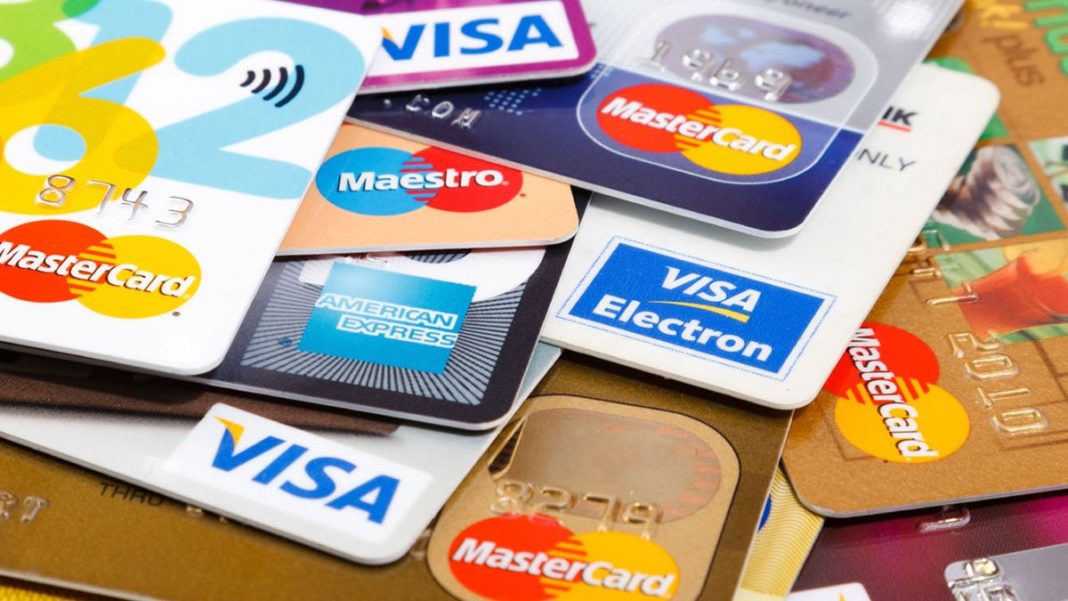 crece-uso-tarjeta-credito-para-sobrevivir-en-rd;-miles-estan-endeudados