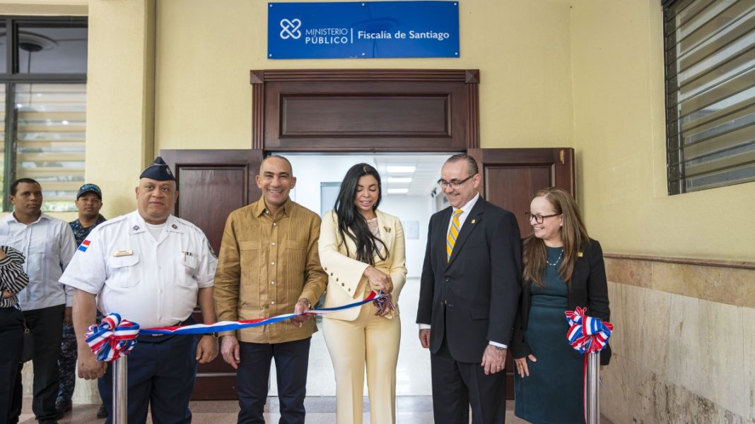 yeni-berenice-inaugura-centro-de-acceso-a-la-justicia-y-remozamiento-de-fiscalia-en-santiago